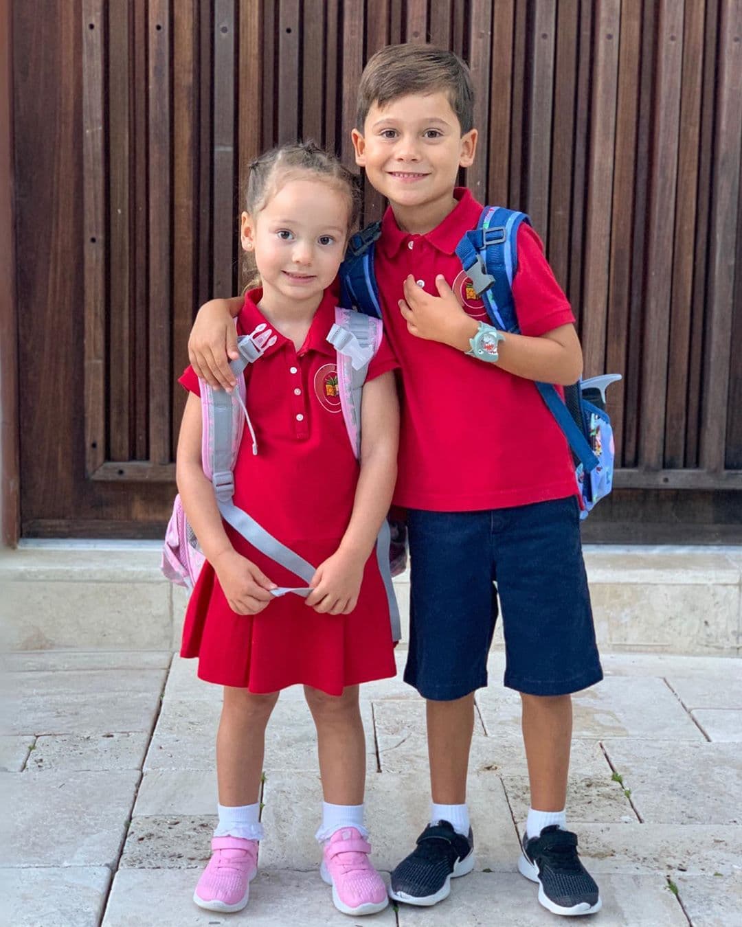 Bruce cumplió 5 años este 2019, mientras que Alana llegó a los 3 años.