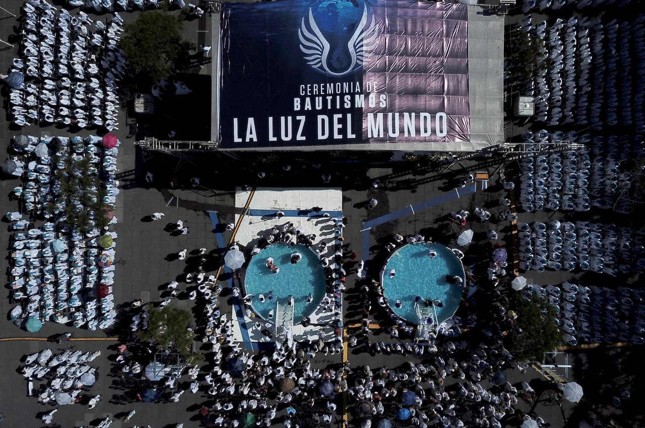 Imagen aérea de bautizos en el templo mayor de La Luz del Mundo.