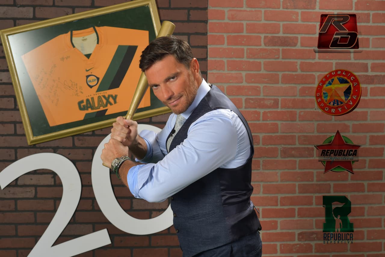 Julian Gil 5'9" / 1,75 m aproximadamente.
<br>