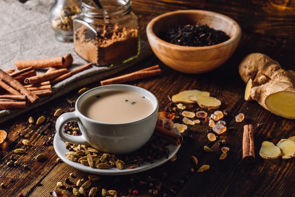 El aceite de cardamomo también puede servir en rituales, por ejemplo, echando gotitas en tu altar o en tu baño de amor. También frotando una gotita en la vela que ardas o añadiendo a tu crema o perfume, para atraer el amor.