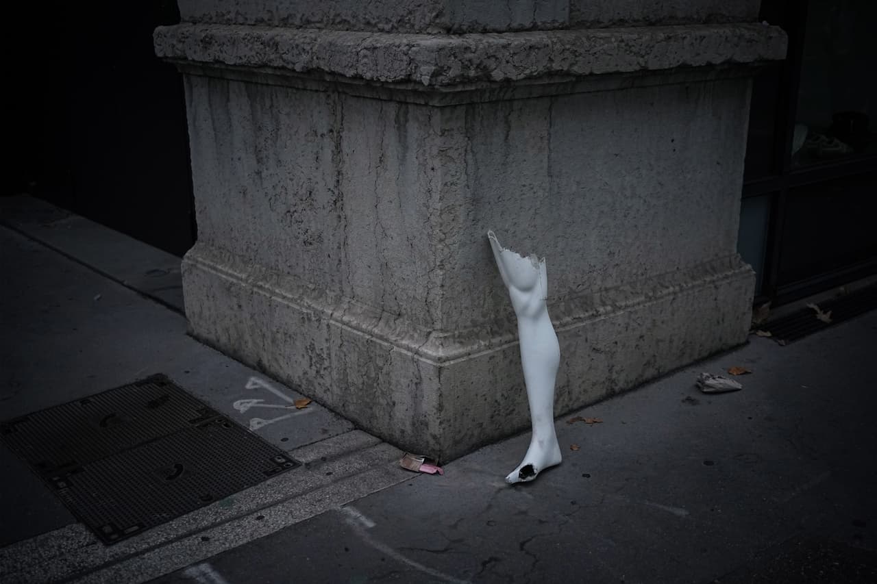 Una pierna rota de un maniquí se apoya contra un edificio durante una manifestación contra el aumento del costo de vida y en solidaridad con las reivindicaciones estudiantiles, en Lyon, Francia, el sábado 17 de octubre de 2026.