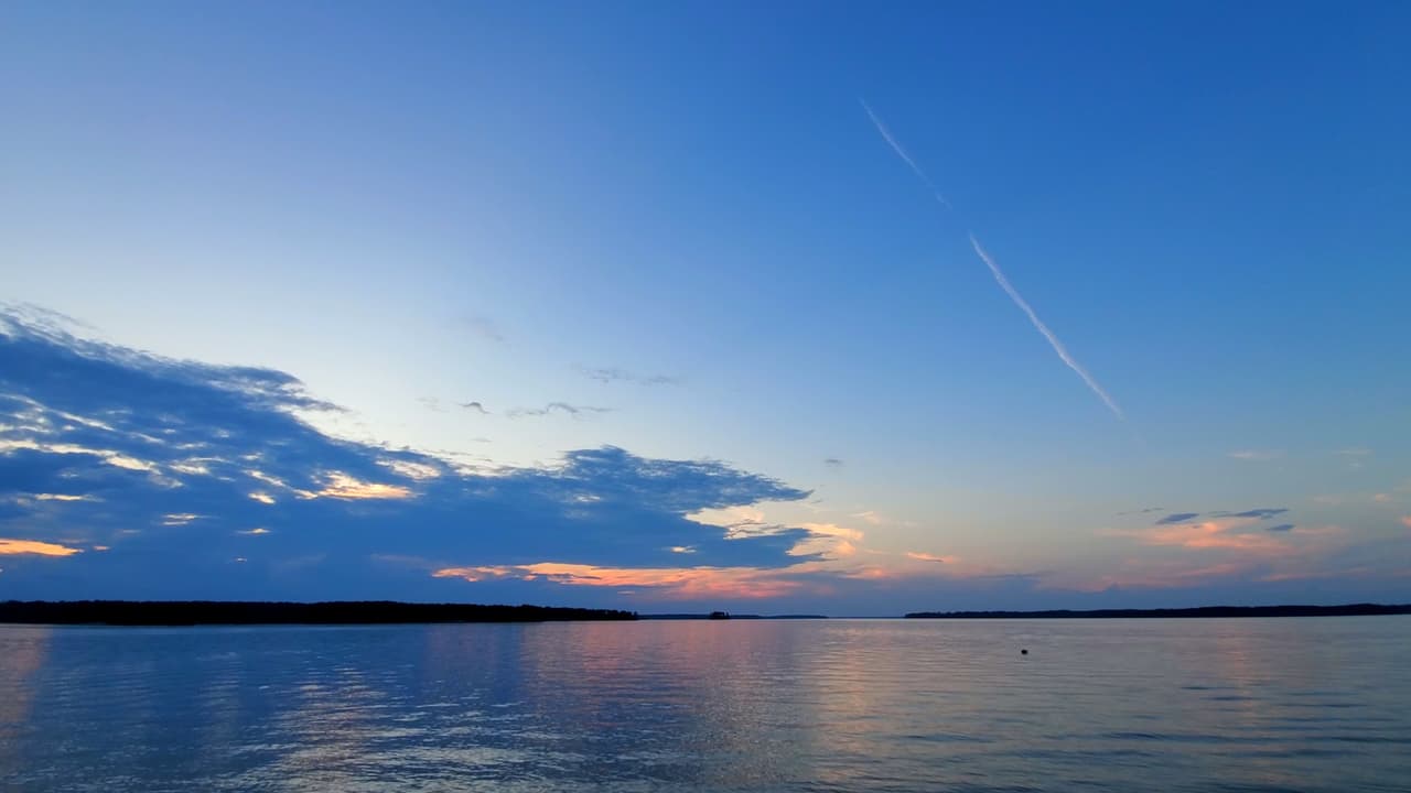 A completa capacidad, el lago comprende casi 71,100 acres de agua y 1,200 millas de costa.