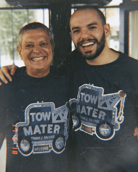 <b>César Bono </b>(Frankie Rivers) también fue uno de los papás festejados en redes sociales, su hijo
<b>Leonardo </b>publicó esta instantánea y escribió:
<br>"Hice una ubena elección”
<br>-¿En qué?
<br>- Mi mejor amigo
<br>