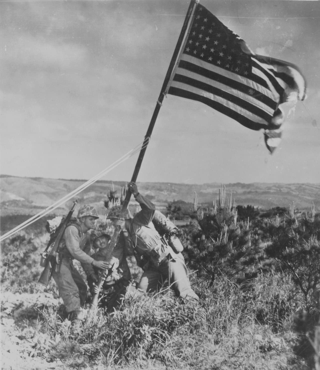 Soldados estadounidenses izando una bandera en una de las playas por las que entraron a Okinawa. En 1972 EEUU devolvió a la isla al control japonés.