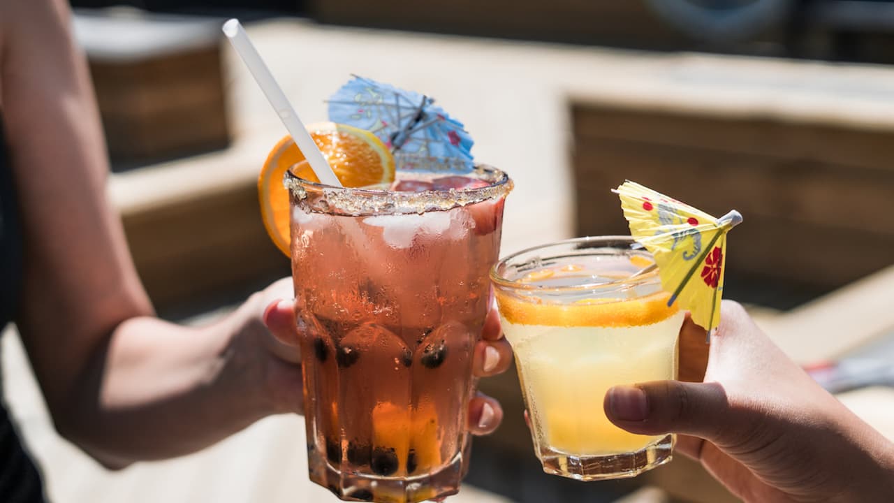 Un trago por vacunarse: Pritzker firma ley que permite regalar bebidas alcohólicas tras vacunarte
