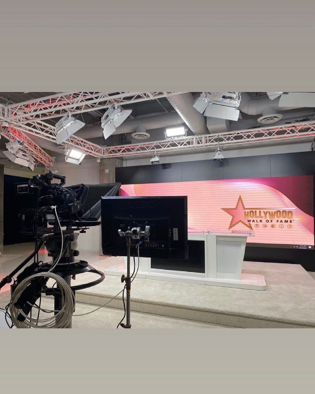 Cada año, la Cámara de Comercio de Hollywood recibe 300 solicitudes para obtener una estrella y sólo 25 son tomados en cuenta.