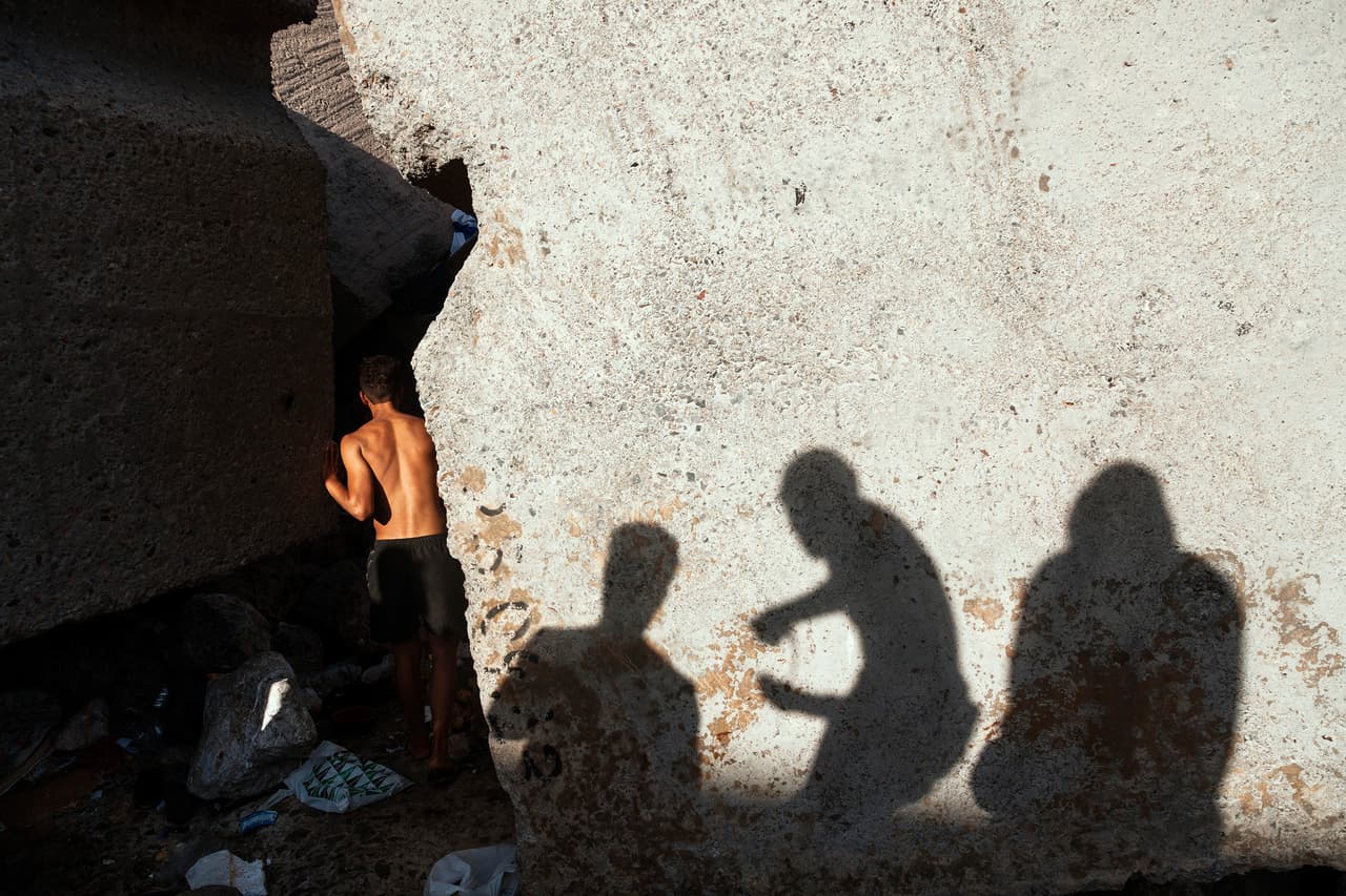 El flujo de menores extranjeros no acompañados a Melilla ha estado sucediendo desde finales de los años 90. Varias generaciones han migrado a Europa usando a Melilla como punto de llegada a territorio europeo.