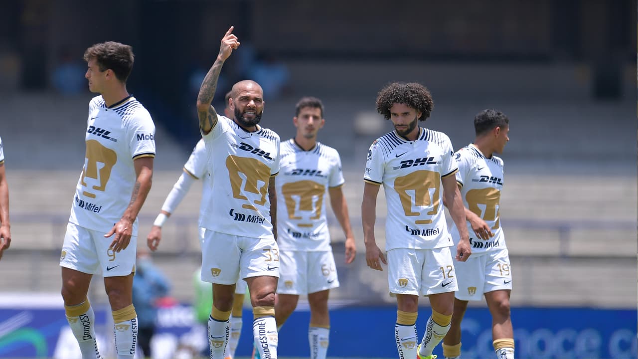 Pumas y Dani Alves llegan a Barcelona para jugar el Joan Gamper