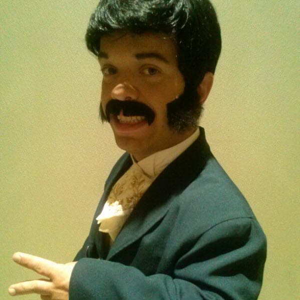 Al igual que su adolescencia, su infancia también fue difícil, pues tenía que usar un corsé todo el tiempo: "No podía hacer muchos movimientos, si me caía necesitaba ayuda para levantarme, me tenía que bañar con él, dormir, todo eso", agregó en la charla con la periodista colombiana.