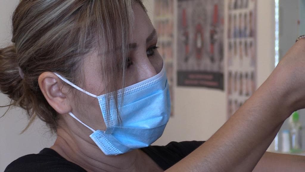 María García, dueña de un negocio de venta de yogurt congelado en Bakersfield.