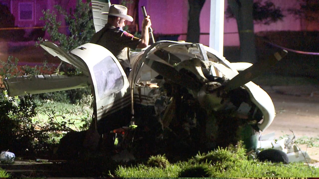 Los dos ocupantes de la avioneta fueron trasladados a un hospital.