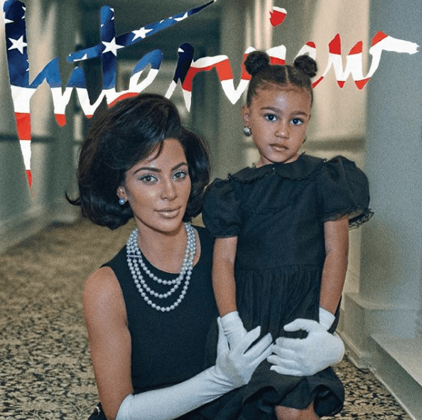 Con una serie de publicaciones en Facebook, como ésta, la revista causó revuelo y capturó la atención de todos por la sencilla razón de que Kim Kardashian aparece caracterizada como la emblemática Jackie Kennedy.