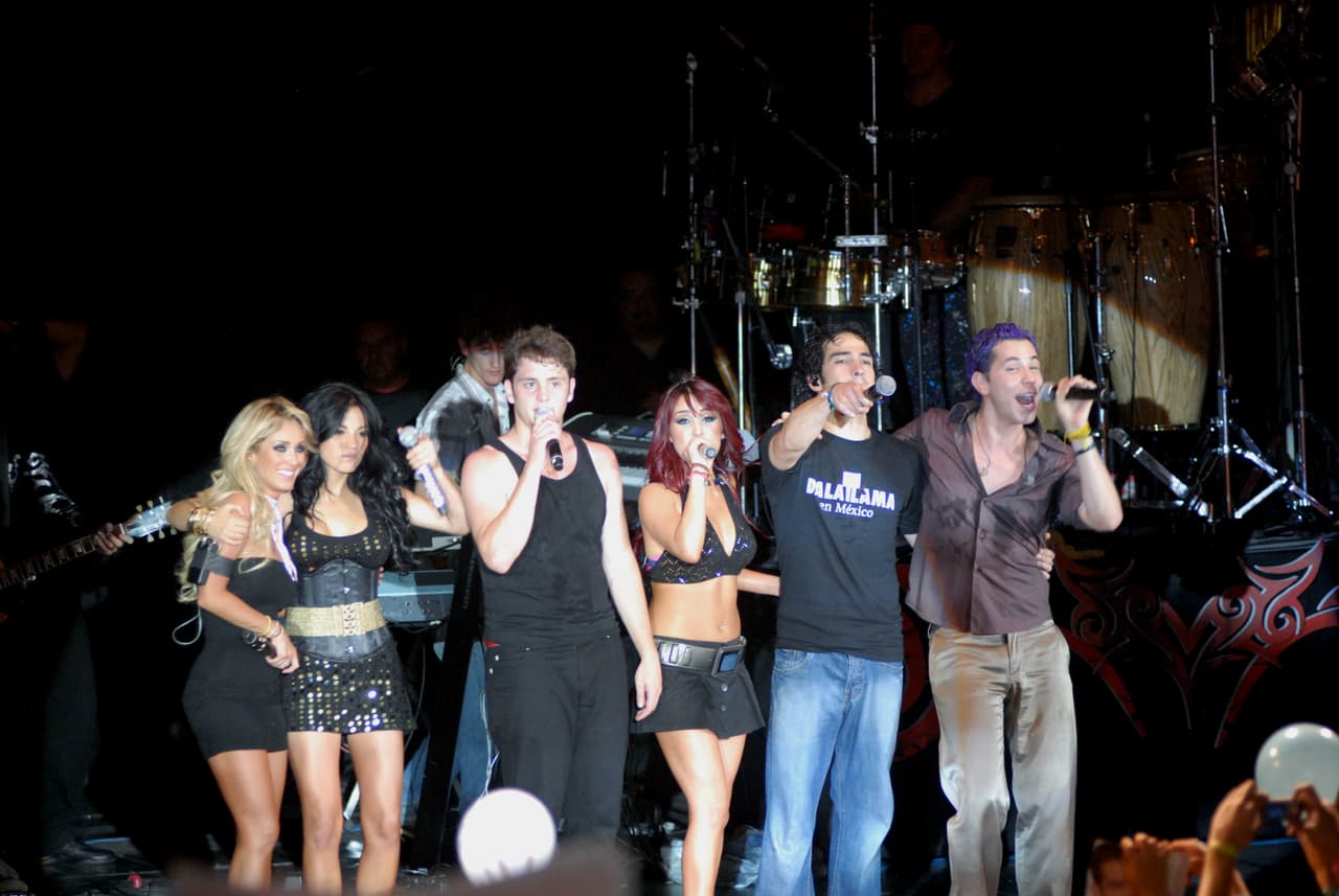 Ahora 
<b><a href="http://www.univision.com/temas/alfonso-herrera">Poncho</a></b> se ha enfocado a su carrera como actor con gran éxito.