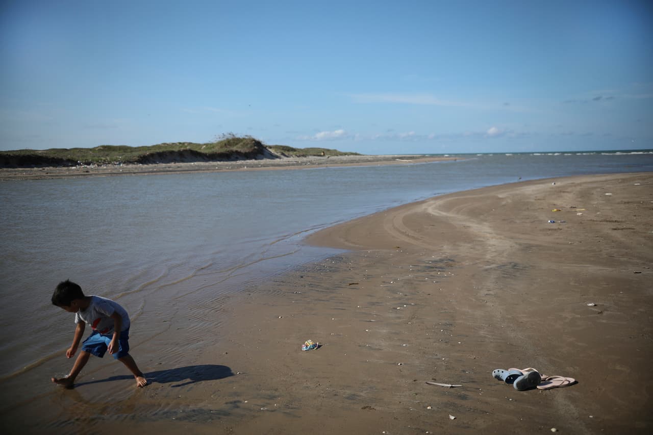 “Es un lugar muy peligroso”, dice Parks. “Se han encontrado fosas clandestinas en el área y una amenaza local es que alguien quiera ‘llevarte a la playa’, lo que implica que desapareces”. Tamaulipas tiene más de 6,000 desaparecidos. Un hombre se bajó de una camioneta en la desembocadura del río para preguntar a los periodistas de la agencia AP qué hacían en el lugar. “Cómo turistas pueden grabar lo quieran”, dijo. “Aquí hay libertad de expresión”. La ironía era tan obvia como la invitación a marcharse.