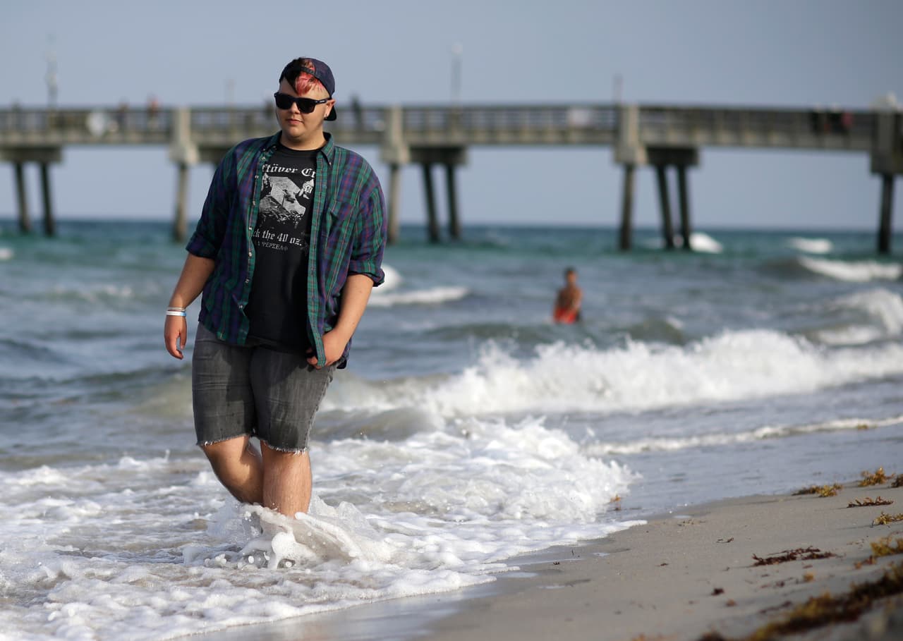 Eli, una adolescente transgénero de 17 años de edad, define su vida como una lucha dolorosa:
<b> "Me miraba en el espejo y odiaba mi pecho. Intentaba aplastarlo y sollozaba durante horas, como si fuera un niño pequeño"</b>.
<br>