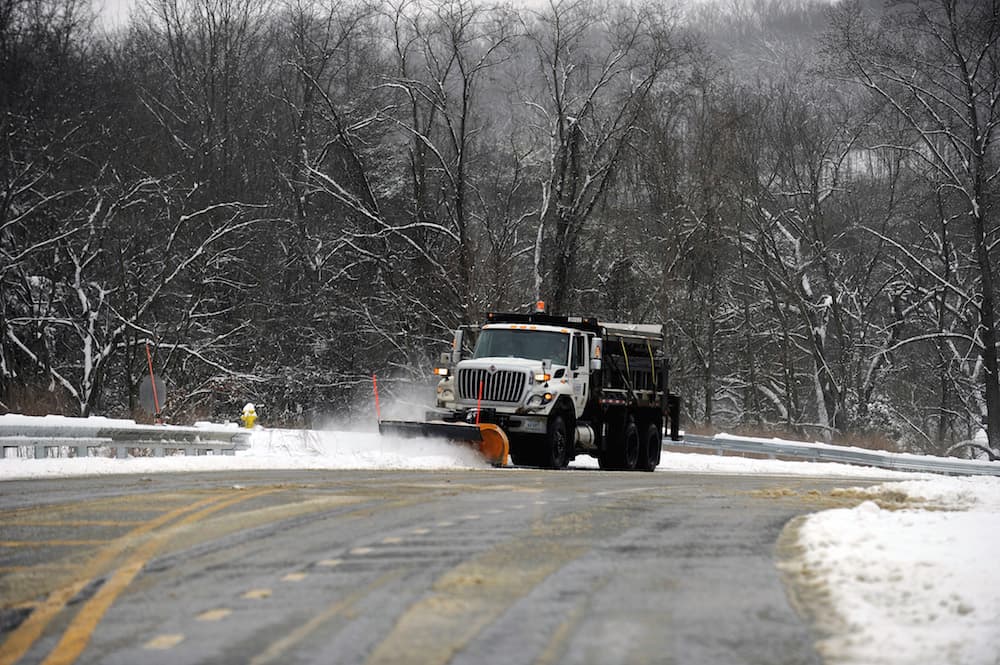 Una barredora de nieve limpia la carretera interestatal 95 en Virginia