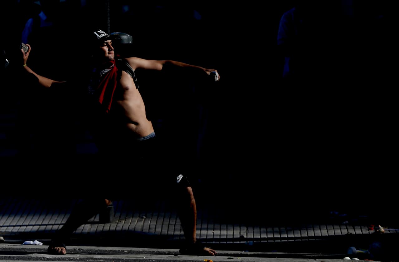 Entre los lesionados había varios periodistas que fueron agredidos por manifestantes, según imágenes de la televisión local.