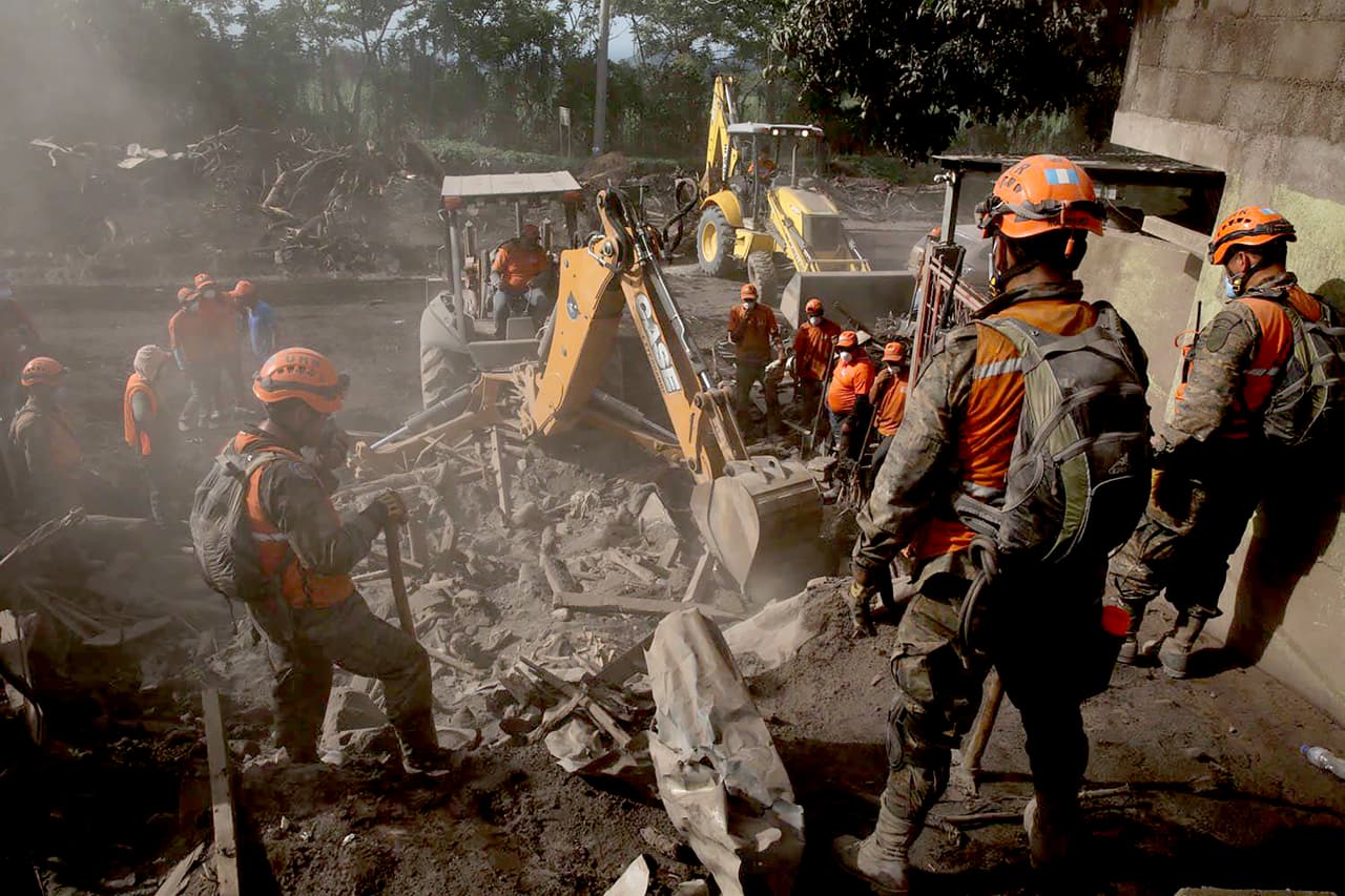 Personal del ejército despeja el camino para los rescatistas con maquinaria pesada. Según la Coordinadora Nacional para la Reducción de Desastres de Guatemala (CONRED) al menos 92 personas permanecen desaparecidas tras la primera explosión del volcán de Fuego el domingo.