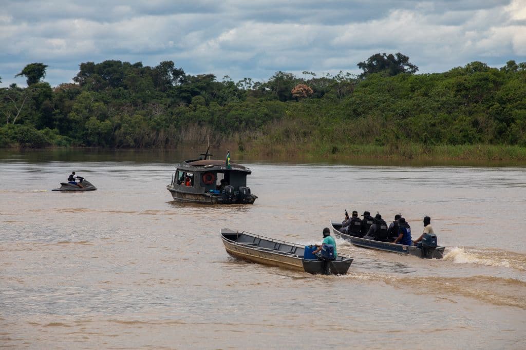 Un grupo de busqueda se dirige al lugar donde estarían enterrados los cuerpos del experto indígena brasileño Bruno Pereira y del periodista británico Dom Phillips después de que un sospechoso indicara el lugar, en Atalaia do Norte, estado de Amazonas, Brasil, el 15 de junio de 2022.