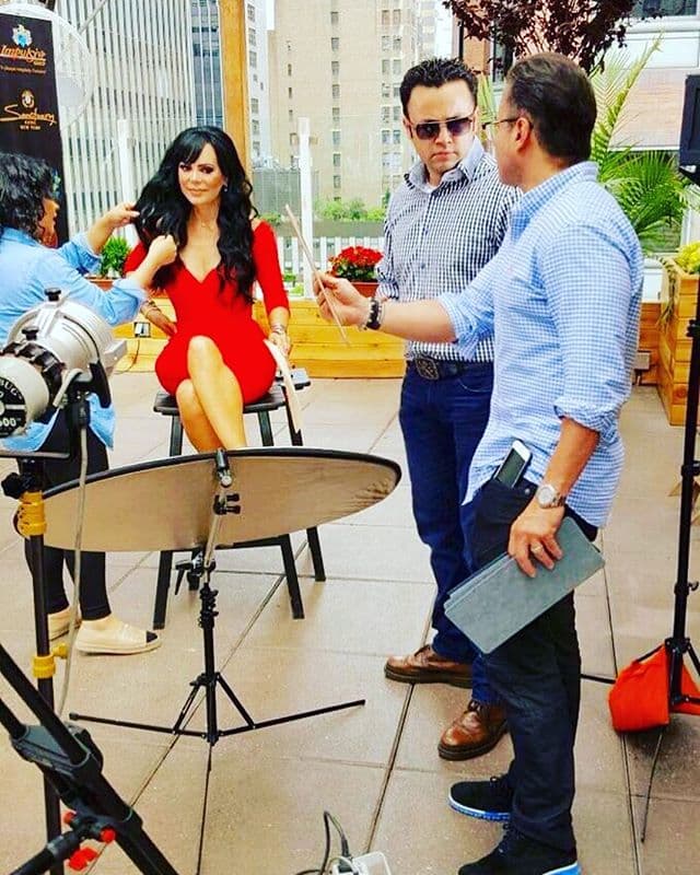 A ella la asesora con la revisión de contratos para sus presentaciones en palenques y otros eventos.