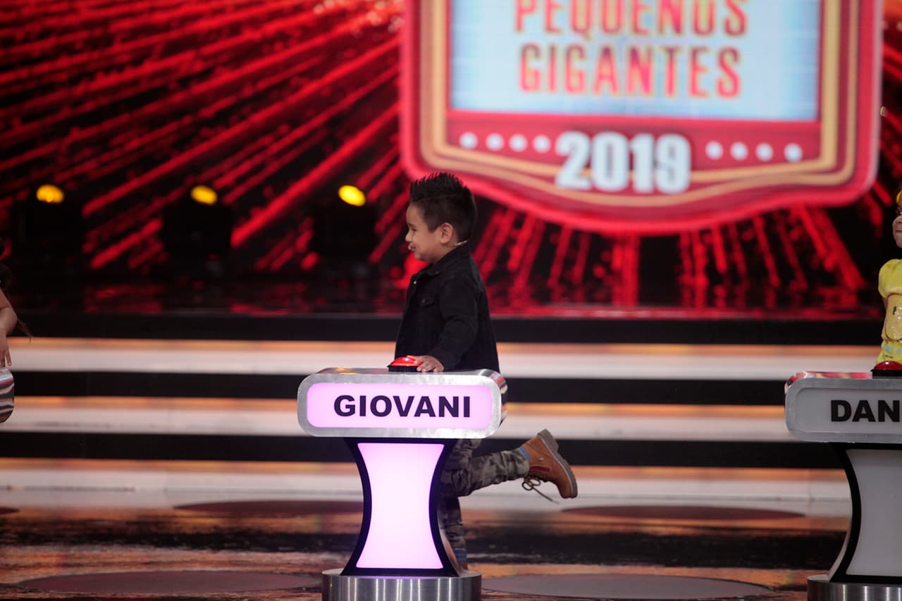Después de asegurar que había visto vivo a 'El Divo de Juárez', Giovanio confesó que le copiaba las canciones. "Mira, ¿quieres que cante una de él?", le preguntó a la conductora y, sin esperar su respuesta, comenzó: "Qué me quedará, qué me quedará de tu amor". Y confesó que había inventado "un pedacito más". Al terminar su interpretación, el jurado se puso de pie y se escuchó el comentario de Verónica Castro: "Ese Giovani no canta pero encanta, caramba".