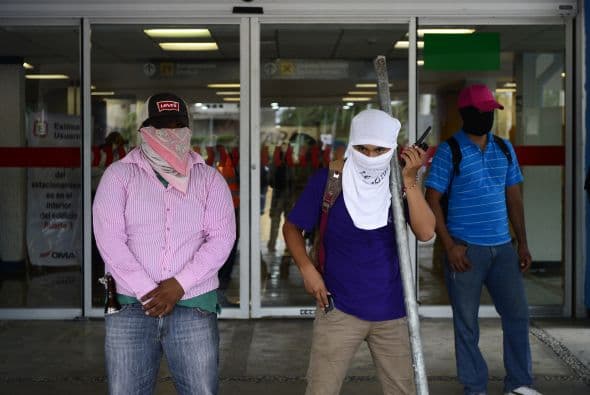 Una vez que llegaron al aeropuerto, los manifestantes cerraron las salidas del aeropuerto.