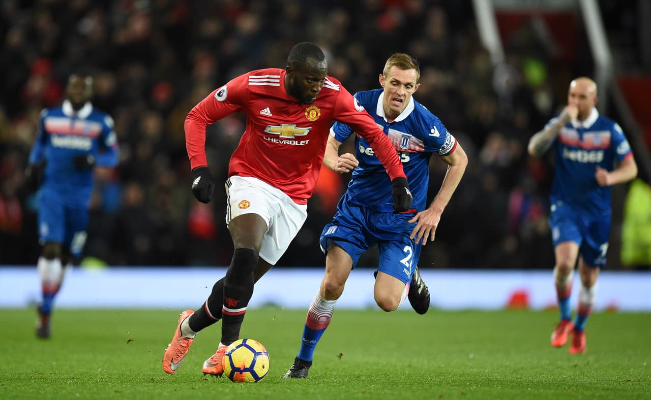 Manchester United golea al Stoke y acorta diferencias con el City