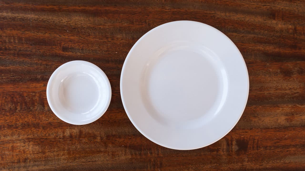 Si vas a usar velas, por ejemplo, procura usar siempre portavelas para que no te queden sueltas o "flojas". También es buena idea usar platitos de cerámica blancos que inclusive algunos rituales te recomendarán usar, pero recuerda usarlos solamente para este propósito.