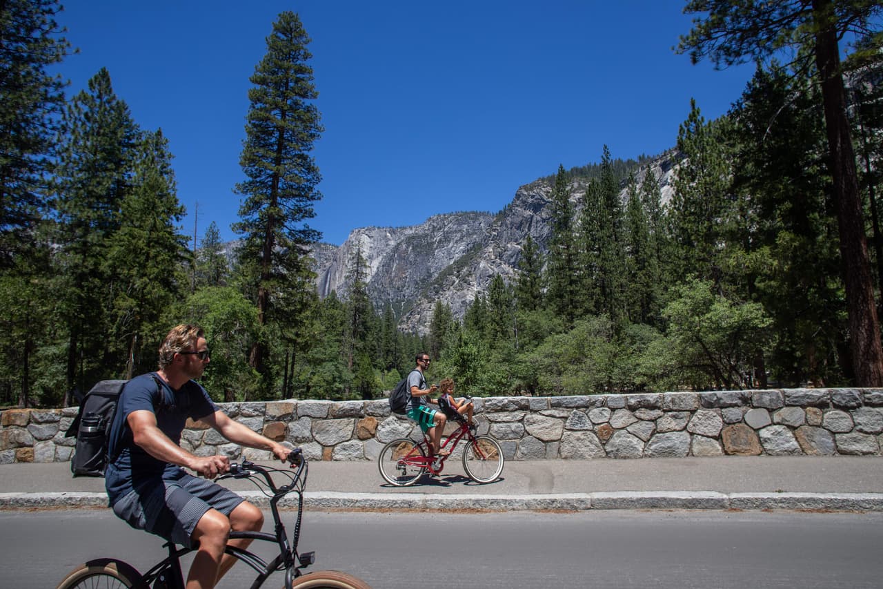 Un recorrido por las 12 millas de caminos pavimentados del parque te lleva poco más de dos horas a un buen ritmo.