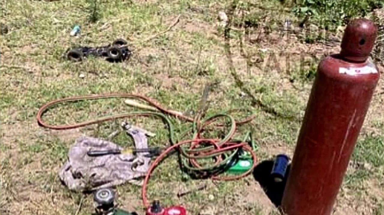 Soplete en mano, sorprenden a un hombre listo para abrir un boquete al muro fronterizo en Nogales