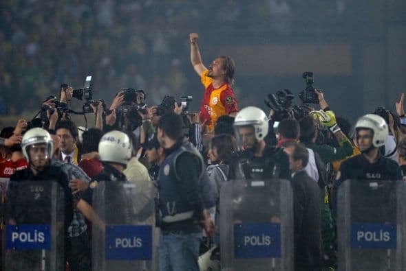 Contraparte: Galatasaray vs. Fenerbahçe| Como los canadienses, estos se odian y representan diferentes culturas en una misma región: el lado europeo y el asiático, respectivamente. Los turcos son vistos como menores en Europa, como Canadá en Norteamérica.