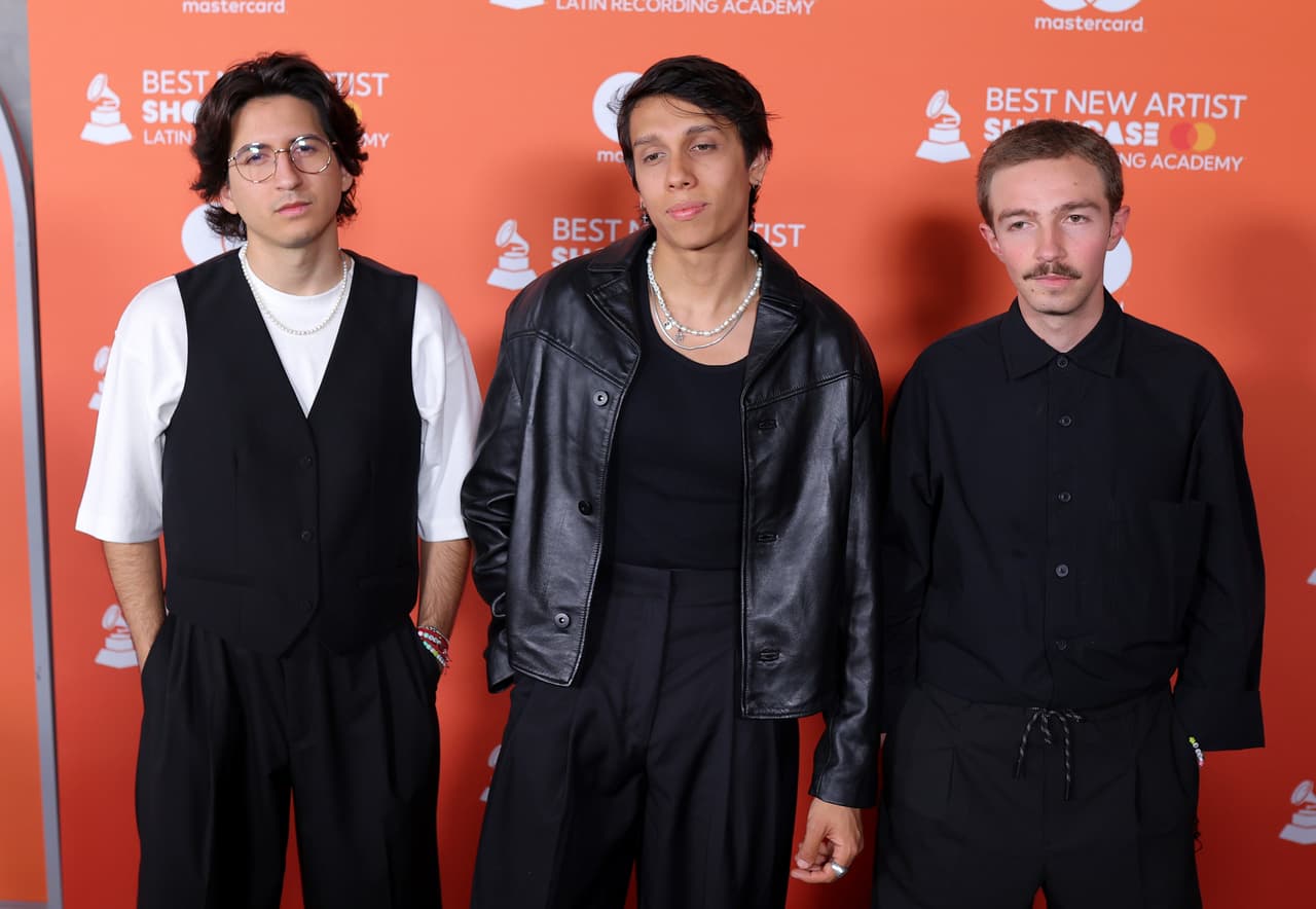 <h2 class="cms-H2-H2"><b>TIMØ</b></h2>
<br>Banda colombiana que alcanzó éxito en 2019 con el tema pop 'Bebamos'. Está integrada por Alejandro Ochoa, Adrés Vásquez y Felipe Galat. Su álbum 'Algo Diferente' del 2020 tuvo en 'Espejito, espejito', otro gran éxito en plataformas digitales y TikTok.