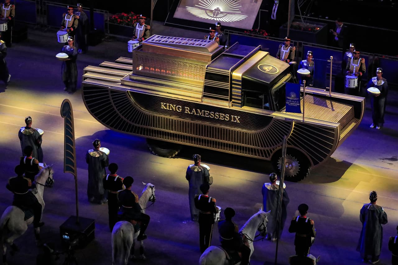 Un desfile histórico de 
<b>22 momias de faraones del Antiguo Egipto</b>, entre los cuales estaba Ramsés II, condujo solemnemente este sábado a esos legendarios reyes y reinas hasta su nueva morada: el Museo Nacional de la Civilización Egipcia (NMEC).