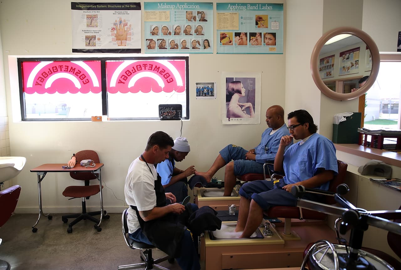 Varios presos de Valley State le hacen pedicure a sus compañeros de prisión durante la clase.