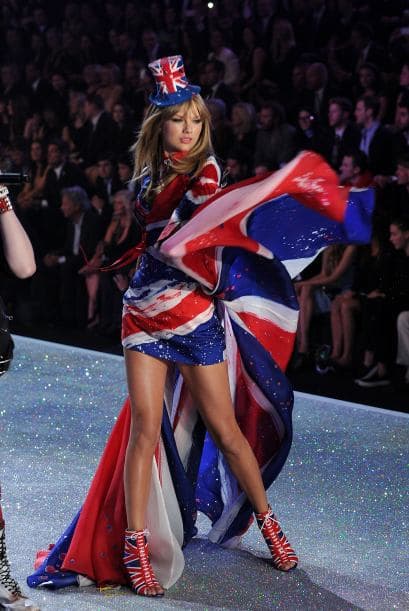Pero no es la primera vez que Taylor vive bochornosos instantes en el escenario, ya en 2011, miles de personas vieron su ropa interior cuando durante un show, el aire le levantó la falda.