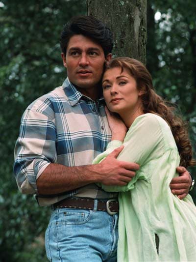 Años más tarde conoció en una cascada a José Armando, un médico cirujano que quedó perdidamente enamorado de ella y quien, por ello, decidió romper su compromiso con Graciela, papel protagonizado por Nora Salinas.