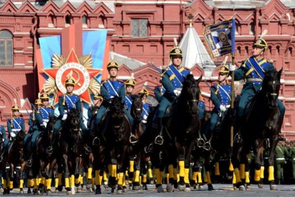 Por la Plaza Roja también desfilaron caballos.