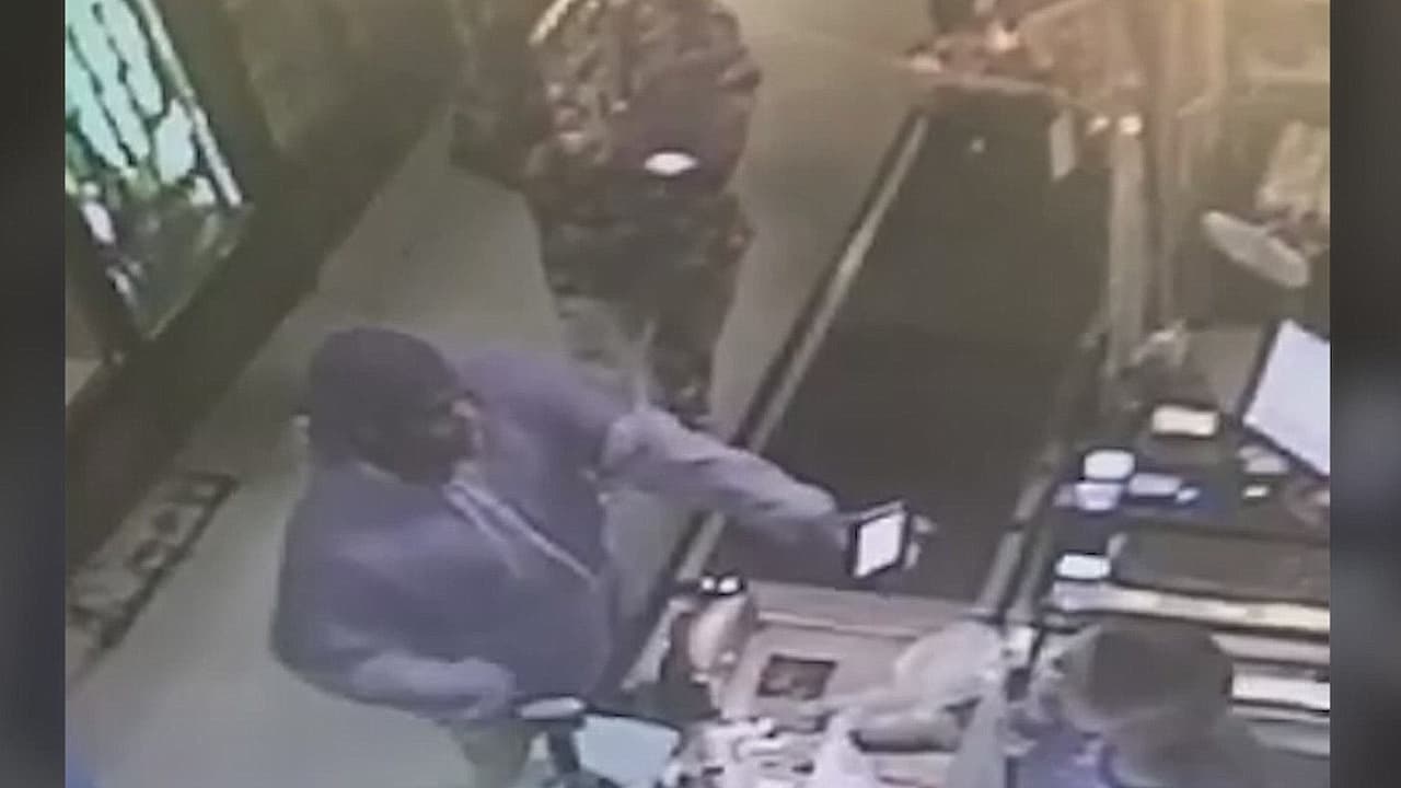 Fue víctima de asalto en el supermercado en donde trabajaba hace dos años, un abogado explica cómo solicitar una Visa U