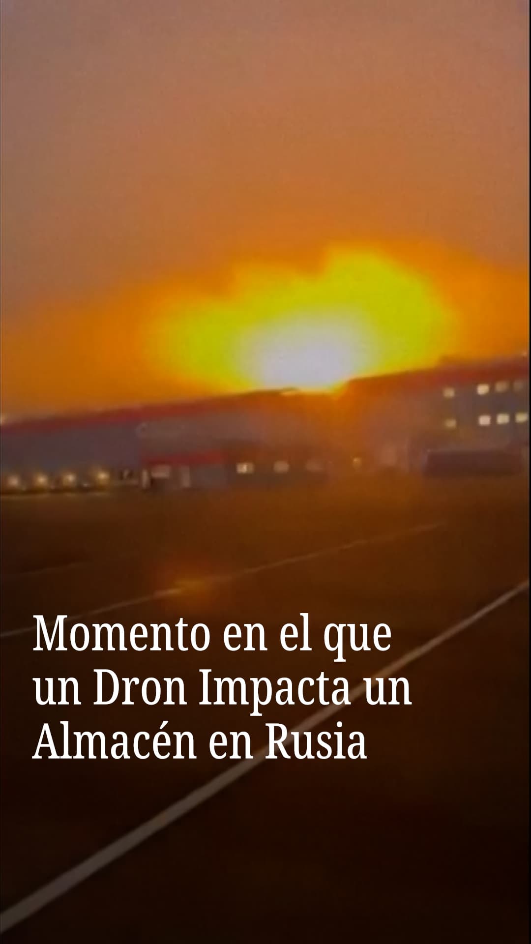 Momento en el que un dron impacta un almacén en Rusia