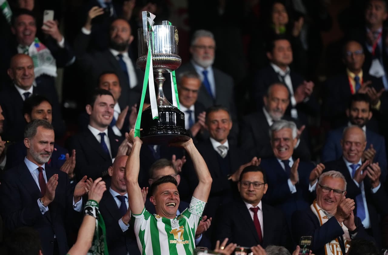 Joaquín recibió el trofeo que los acredita como campeones.