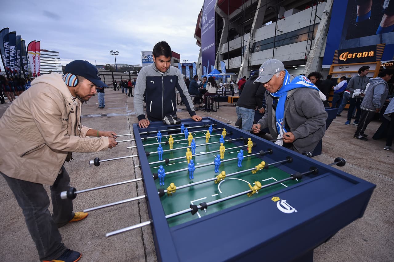 ¿Por qué no? Para ir animando la velada, una partida de futbolisto de mesa.