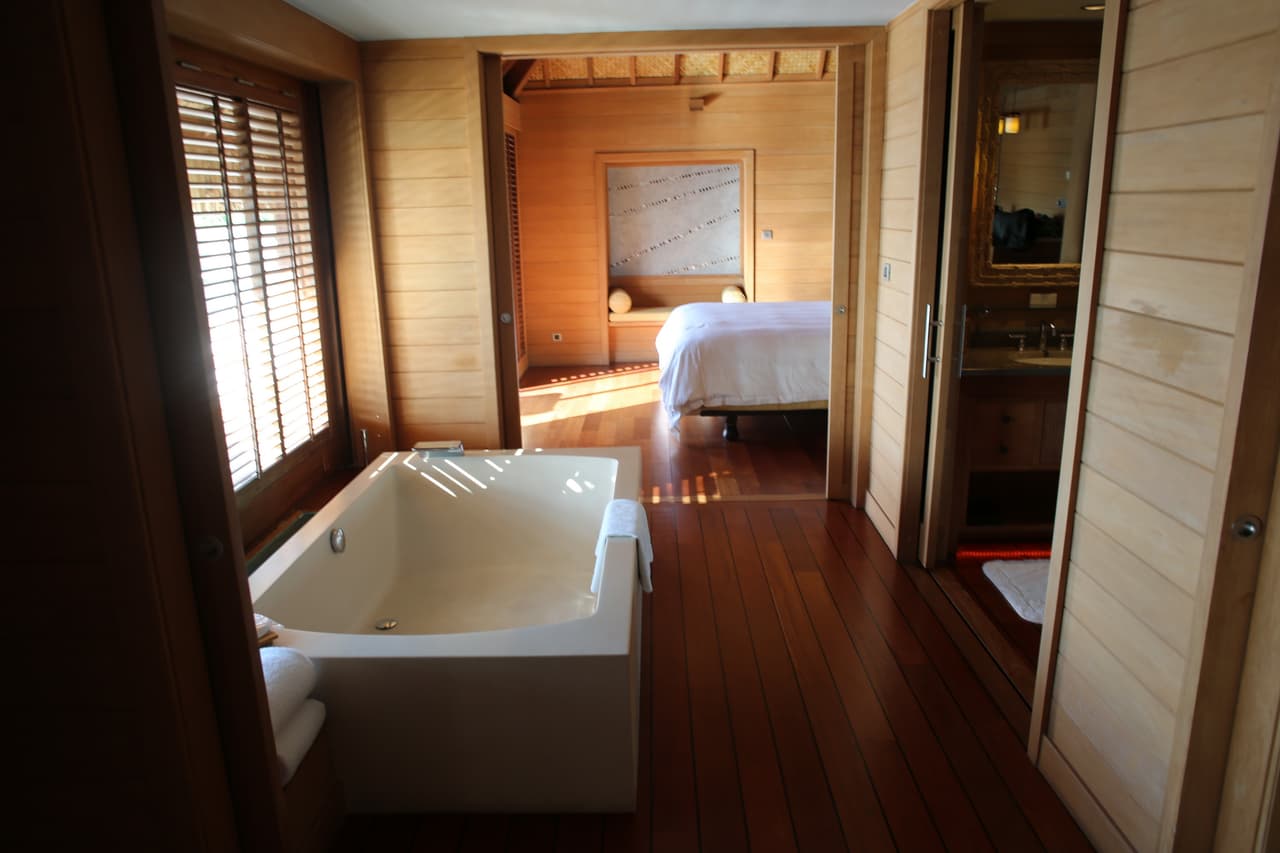 Las habitaciones son como cabañas o palapas por fuera, todas con vista al mar, pero por dentro son lujosas y acogedoras.