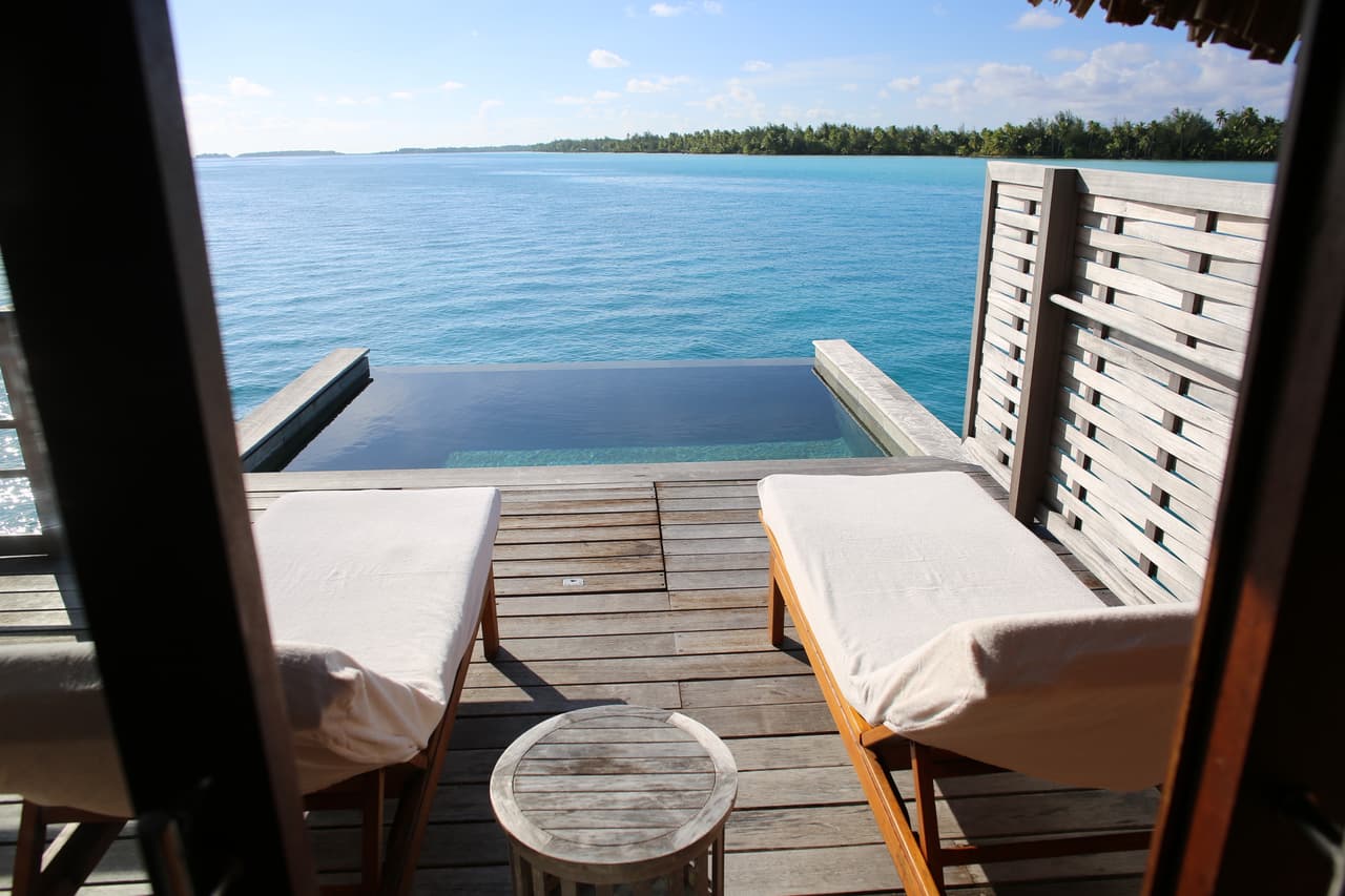 Tal vez Jennifer y Justin estén entrenando para sus futuros hijitos.