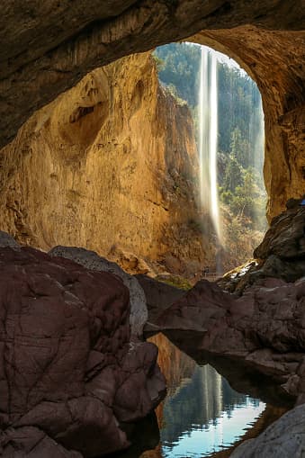 Conoce el Puente Natural Tonto, este parque estatal ofrece hermosas vistas para los que gustan del senderismo y los más aventureros pueden explorar las profundidades del cañón.
<br>