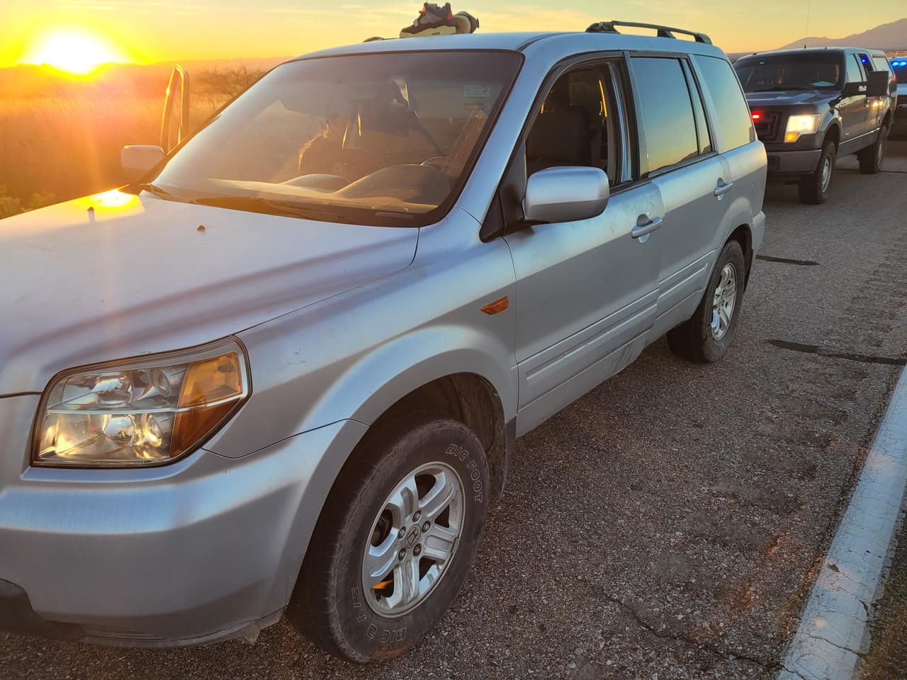 Otro agente de Willcox sorprendió en una parada de tránsito a otros dos ciudadanos estadounidenses, estos de 21 y 16 años, cometiendo delitos en la SR-90.