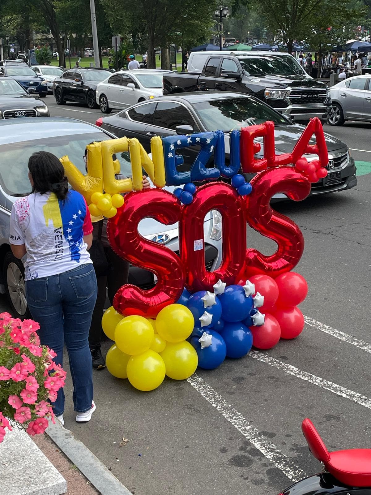 "Venezuela SOS" un mensaje hechos con globos.
