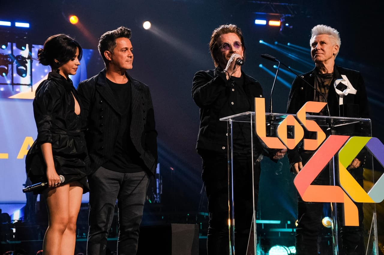 "Los quiero mucho, chicos, con todo mi corazón. Esta noche probablemente sea una de mis grandes noches y es 
<b>un gran honor</b> para mí compartirla contigo, Ale", finalizó.