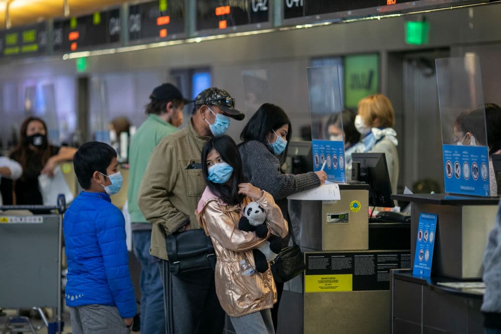Una familia hace el check in en el aeropuerto Internacional de Los Angeles.