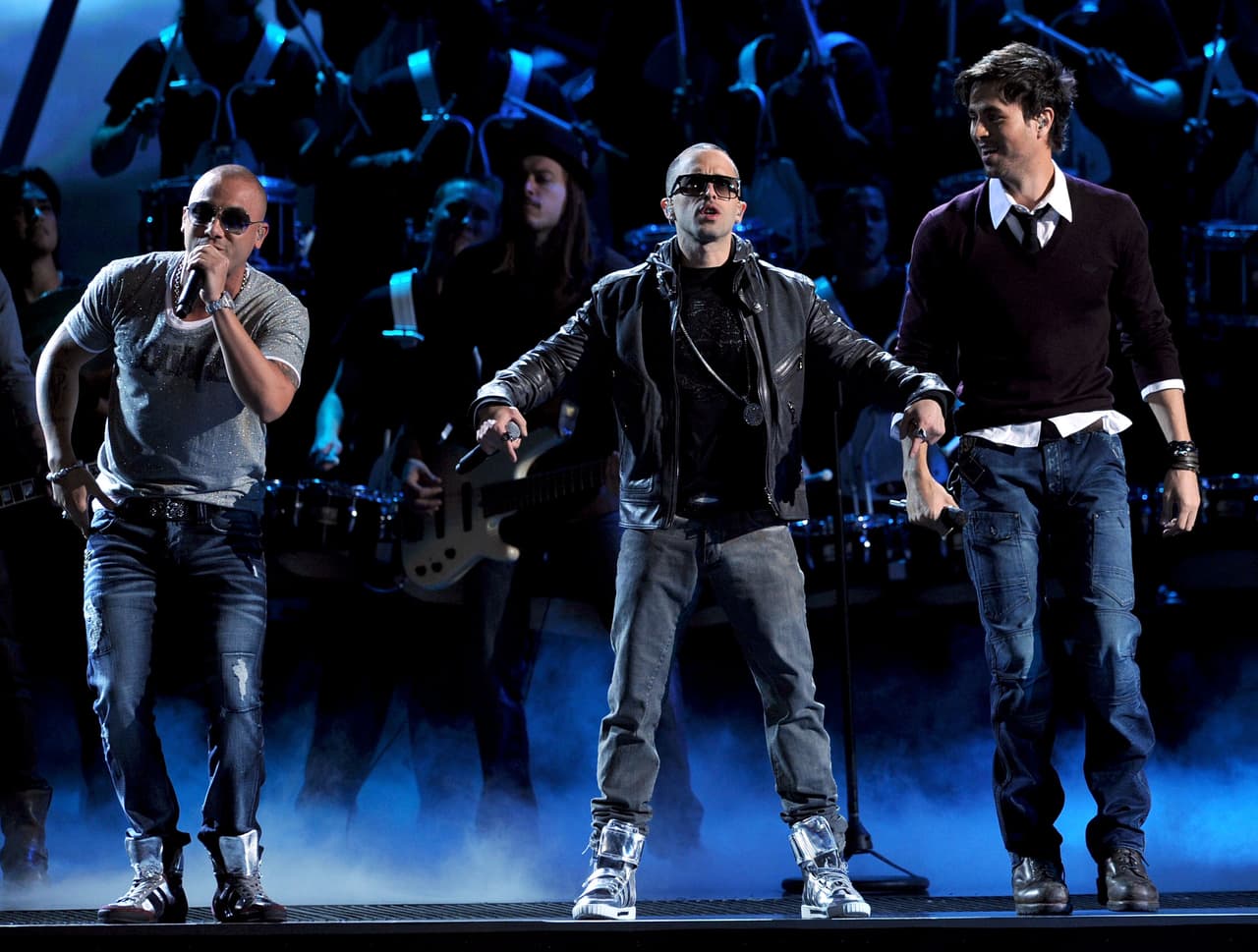 En la lista de Latin Songs de Billboard el tema alcanzó la primera posición, asímismo el tema se colocó en la lista Latin Tropical Airplay en el segundo lugar.