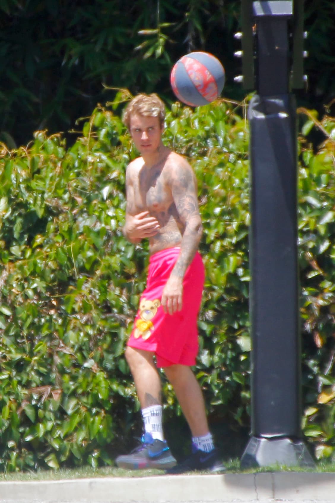 Esto sucede un día después de que Justin Bieber fue fotografiado pasando el Memorial Day 
<b><a href="https://www.univision.com/famosos/justin-bieber-manda-mensaje-a-los-veganos-justo-antes-de-comerse-un-filete-video" target="_blank">practicando básquetbol en Los Ángeles,</a></b> mientras su esposa lo observaba.
<br>